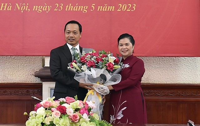 Bí thư Tỉnh ủy Lai Châu Giàng Páo Mỷ chúc mừng Thứ trưởng Trần Tiến Dũng.