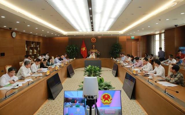 Phó Thủ tướng Trần Hồng Hà yêu cầu lãnh đạo Bộ Công Thương khẩn trương làm việc với EVN, nắm bắt kỹ tình hình, nhất là những khó khăn, vướng mắc khác của tập đoàn để báo cáo Thủ tướng Chính phủ. Ảnh: VGP/Minh Khôi