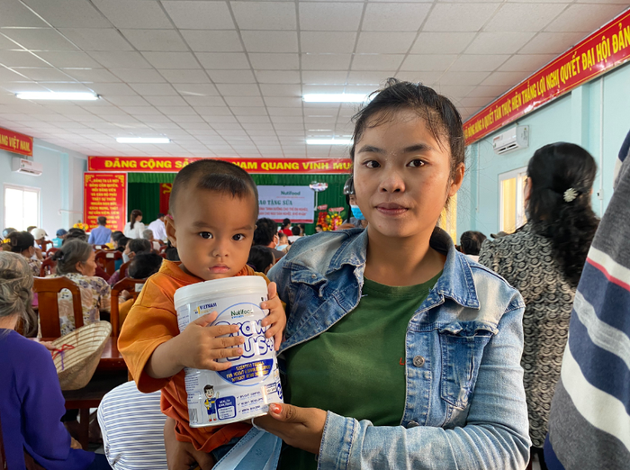 Chị Lê Thị Hoa Phượng đưa con đến Uỷ ban nhân dân xã Đông Hưng A nhận quà