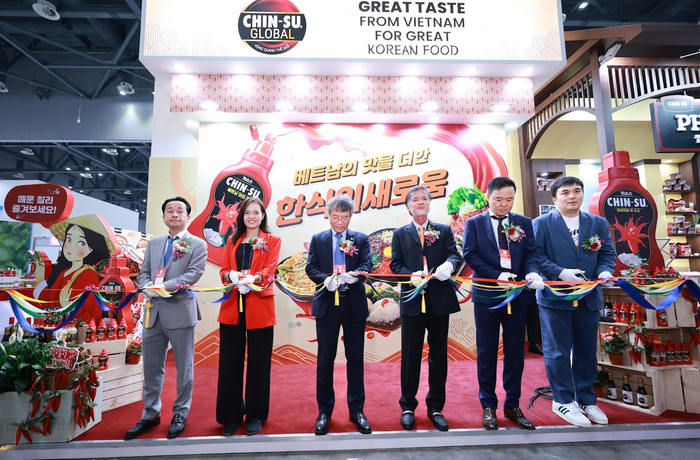 Nghi thức cắt băng khai mạc gian hàng Chin-su tại Sự kiện Seoul Food 2023 tại Hàn Quốc