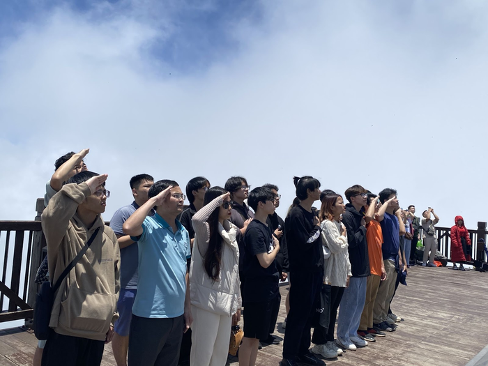 Đoàn học sinh một trường trung học phổ thông tại Hà Nội không khỏi xúc động khi được làm lễ thượng cờ tại “Nóc nhà Đông Dương” - đỉnh thiêng Fansipan.