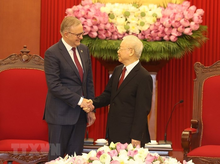 Tổng Bí thư Nguyễn Phú Trọng hoan nghênh Thủ tướng Anthony Albanese và Đoàn đại biểu cấp cao Australia thăm chính thức Việt Nam đúng vào dịp hai nước kỷ niệm 50 năm thiết lập quan hệ ngoại giao. Ảnh: TTXVN