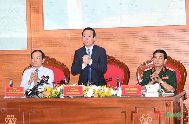 Chủ tịch nước Võ Văn Thưởng, Đại tướng Phan Văn Giang, Phó Thủ tướng Trần Lưu Quang tại buổi làm việc. Ảnh: Báo Quân đội nhân dân
