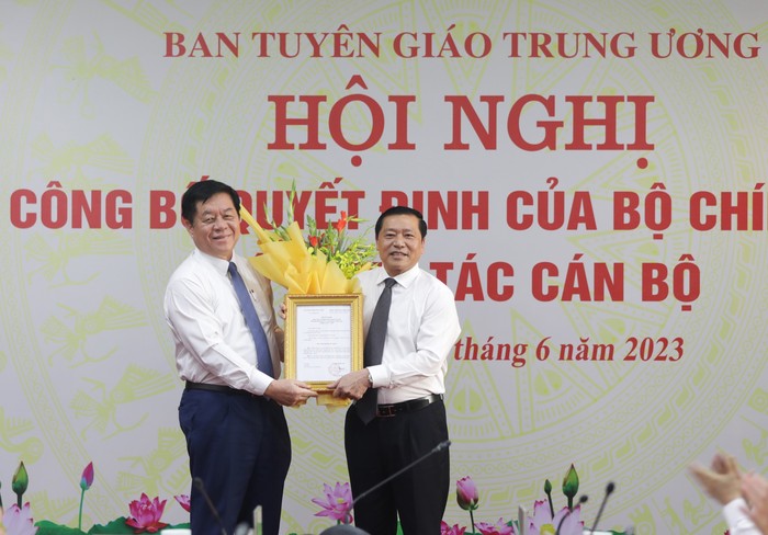 Đồng chí Nguyễn Trọng Nghĩa, Bí thư Trung ương Đảng, Trưởng Ban Tuyên giáo Trung ương trao Quyết định của Bộ Chính trị cho đồng chí Lại Xuân Môn.
