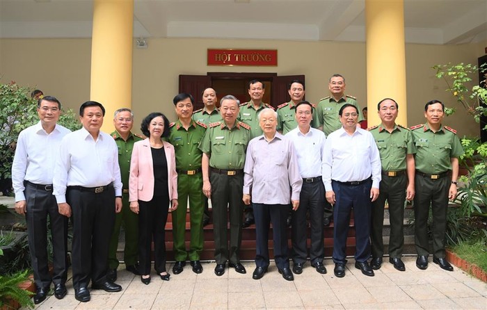 Tổng Bí thư Nguyễn Phú Trọng cùng các đồng chí lãnh đạo Đảng, Nhà nước đến dự Hội nghị.