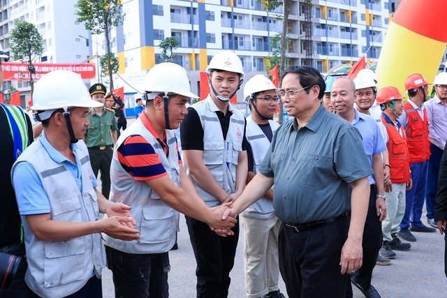 Thủ tướng Phạm Minh Chính động viên các cán bộ, công nhân triển khai dự án. Ảnh: VGP/Nhật Bắc