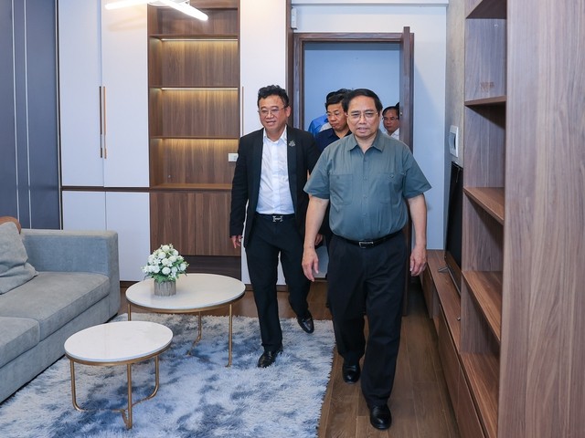 Thủ tướng Phạm Minh Chính tham quan nhà mẫu của dự án. Ảnh: VGP/Nhật Bắc