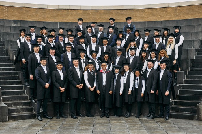 Giáo sư Soumitra Dutta chụp cùng nhóm sinh viên Thạc sĩ Điều hành cao cấp Quản trị Kinh doanh (Executive MBA) tại Trường Kinh doanh Saïd thuộc Đại học Oxford trong lễ tốt nghiệp mùa hè năm 2023. Ảnh: NVCC.