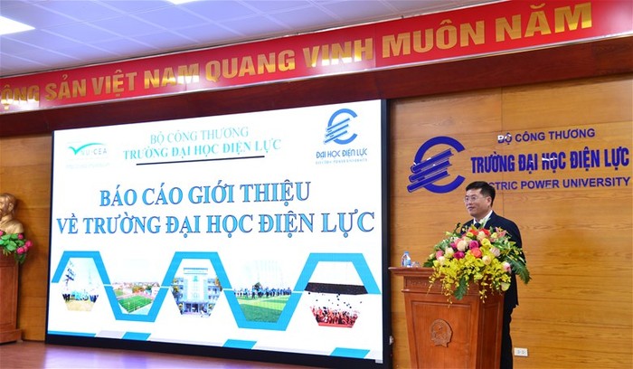 Tiến sĩ Nguyễn Lê Cường - Phó Hiệu trưởng báo cáo giới thiệu về Trường Đại học Điện lực.