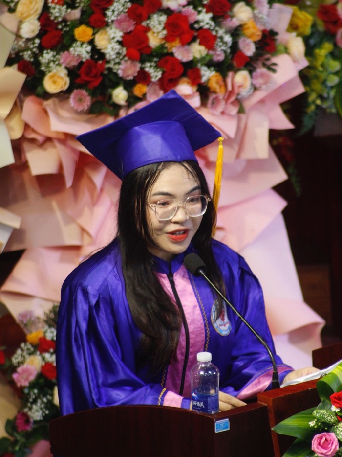 Tuyết Trinh thay mặt các tân cử nhân phát biểu tại Lễ tốt nghiệp và trao bằng đại học hệ chính quy của Trường Đại học Sư phạm, Đại học Huế hồi đầu tháng 6/2023. Ảnh: Nhân vật cung cấp