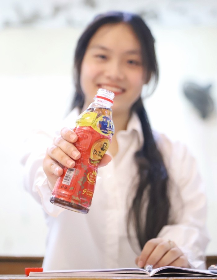 Được chiết xuất từ 9 loại thảo mộc tự nhiên, Trà thanh nhiệt Dr Thanh nổi tiếng là thức uống giúp thanh lọc cơ thể cho cảm giác tươi mát mỗi ngày.