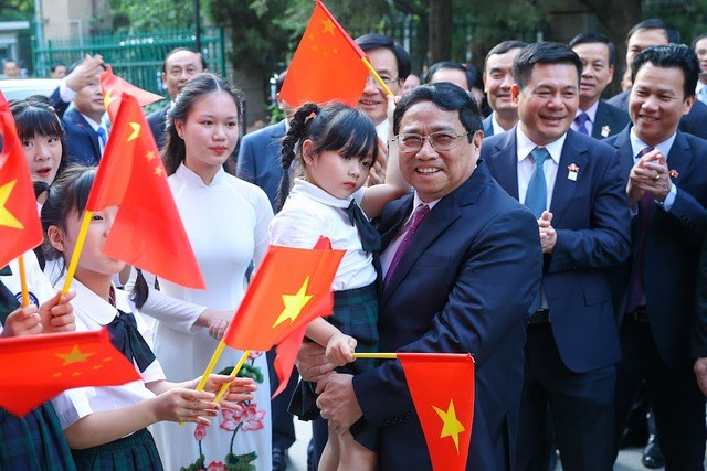Thủ tướng Phạm Minh Chính cùng Đoàn đại biểu Việt Nam gặp gỡ cán bộ, nhân viên Đại sứ quán Việt Nam và đại diện cộng đồng người Việt Nam tại Trung Quốc. Ảnh: VGP/Nhật Bắc