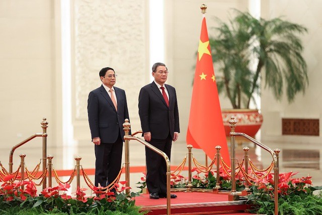 Lễ đón chính thức Thủ tướng Phạm Minh Chính và Đoàn đại biểu cấp cao Việt Nam được tổ chức trọng thể tại Đại lễ đường Nhân dân ở Thủ đô Bắc Kinh, do Thủ tướng Trung Quốc Lý Cường chủ trì. Ảnh: VGP/Nhật Bắc