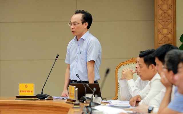 Thứ trưởng Bộ Giáo dục và Đào tạo Hoàng Minh Sơn trao đổi về các kiến nghị của hai Đại học quốc gia Hà Nội, Thành phố Hồ Chí Minh. Ảnh: VGP/Minh Khôi