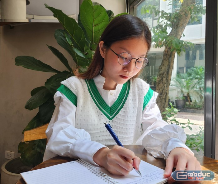 Nguyễn Mai Anh – nữ sinh viên khóa 44, Trường Đại học Luật Hà Nội mắc hội chứng bại não. Ảnh: Kim Minh Châu