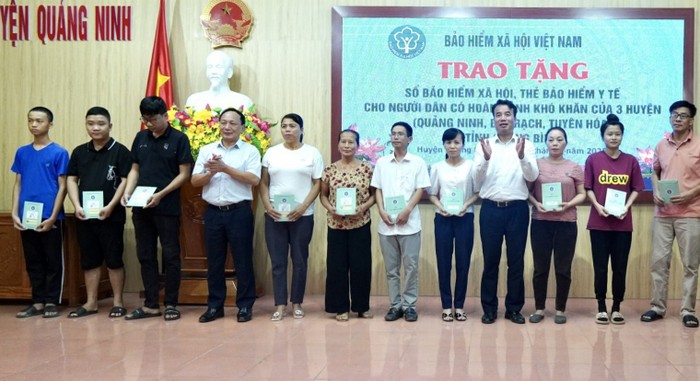 Các đại biểu trao tặng sổ bảo hiểm xã hội, thẻ bảo hiểm y tế cho người có hoàn cảnh khó khăn tại Quảng Bình.