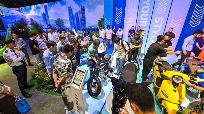 Xe đạp điện, xe máy điện VinFast hút khách tham quan.