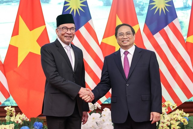 Thủ tướng Chính phủ Phạm Minh Chính hoan nghênh Thủ tướng Malaysia Anwar Ibrahim thăm chính thức Việt Nam. Ảnh: VGP/Nhật Bắc