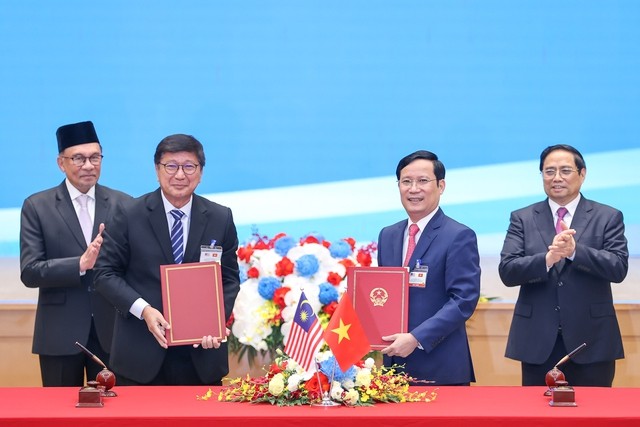 Hai Thủ tướng cùng chứng kiến Lễ ký Bản ghi nhớ giữa Liên đoàn Thương mại và Công nghiệp Việt Nam và Phòng Thương mại và Công nghiệp Quốc gia Malaysia. Ảnh: VGP/Nhật Bắc