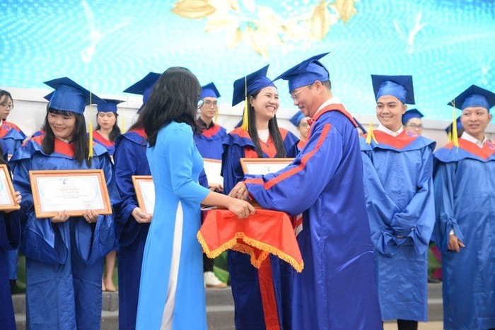 Trong hai ngày 29 và 30/7/2023, Trường Đại học Thủ Dầu Một tổ chức Lễ tốt nghiệp cho gần 1.600 tân thạc sĩ, cử nhân, kỹ sư, kiến trúc sư năm 2023.