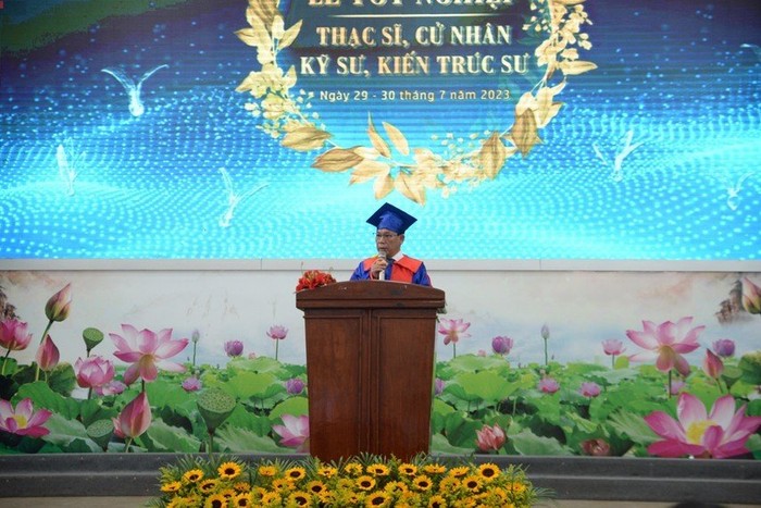 Tiến sĩ Nguyễn Quốc Cường – Hiệu trưởng Trường Đại học Thủ Dầu Một phát biểu tại buổi lễ.