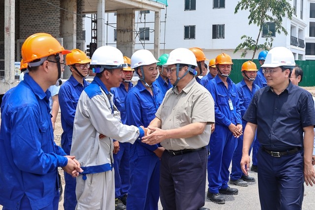 Thủ tướng thăm hỏi, động viên công nhân tại dự án. Ảnh: VGP/Nhật Bắc
