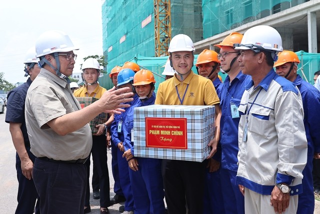 Thủ tướng tặng quà công nhân đang thi công dự án. Ảnh: VGP/Nhật Bắc