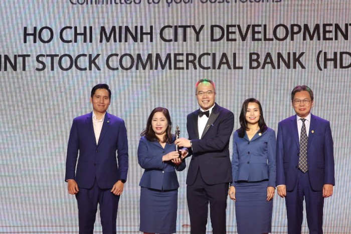 HDBank là ngân hàng 6 lần liên tiếp nhận giải “Nơi làm việc tốt nhất Châu Á - Best companies to work for in Asia” và được vinh danh “Doanh nghiệp tiên phong chuyển đổi số”.