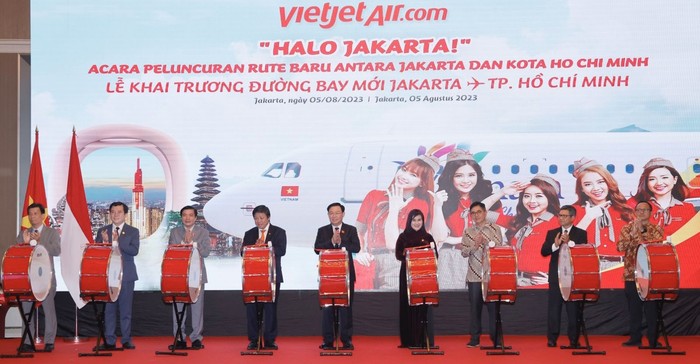 Chủ tịch Quốc hội Vương Đình Huệ (giữa) cùng đại diện lãnh đạo cấp cao của Việt Nam, Indonesia và Vietjet thực hiện nghi thức khai trương đường bay thẳng giữa Thành phố Hồ Chí Minh và Jakarta.