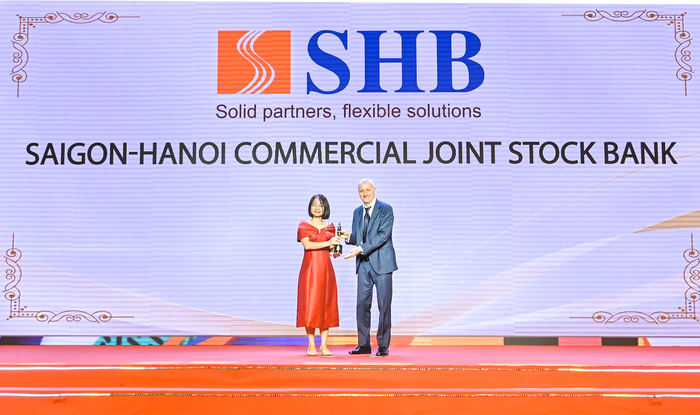 Bà Nguyễn Thanh Loan – Phó Giám đốc Khối Quản trị và Phát triển Nguồn nhân lực SHB đại diện ngân hàng nhận giải thưởng “Nơi làm việc tốt nhất châu Á”.