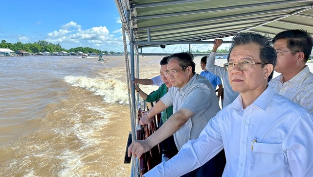 Thủ tướng khảo sát tuyến kè bảo vệ khu dân cư xã Châu Phong, huyện Tân Châu, An Giang. Ảnh: VGP/Nhật Bắc