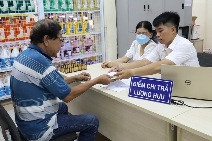 Bảo hiểm xã hội Việt Nam phối hợp với Bưu điện Việt Nam triển khai thực hiện chi trả lương hưu, trợ cấp bảo hiểm xã hội hằng tháng theo 02 hình thức, đó là: qua tài khoản ngân hàng (ATM); nhận tiền mặt tại các điểm chi trả.
