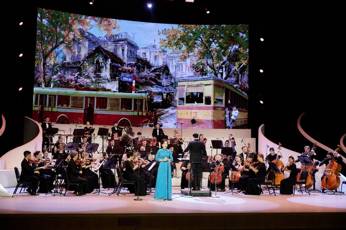 Dàn nhạc SSO biểu diễn trong lễ khánh thành Nhà hát Hồ Gươm