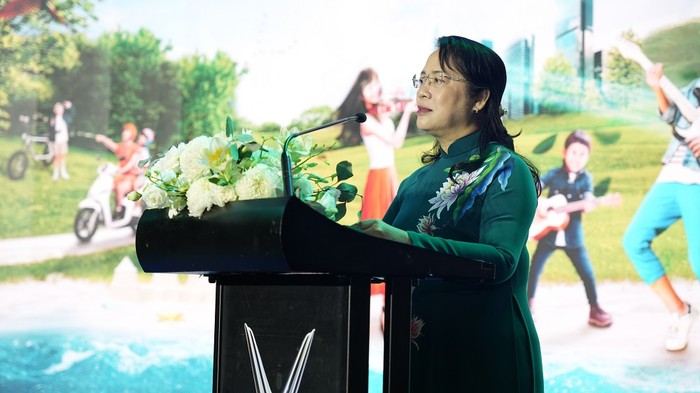 Bà Trần Kim Yến, Chủ tịch Ủy ban Mặt trận Tổ quốc Việt Nam Thành phố Hồ Chí Minh phát biểu hưởng ứng.