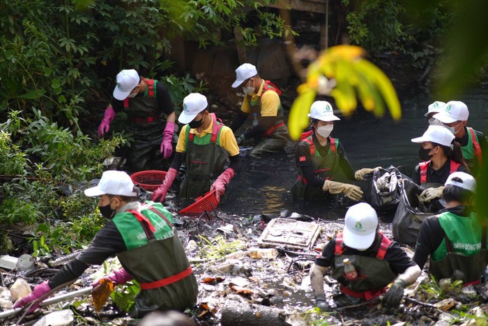 Nhóm thiện nguyện Sài Gòn Xanh cùng Quỹ Vì tương lai Xanh dọn 20 tấn rác tại Hẻm Rạch cầu Sơn, quận Bình Thạnh, Thành phố Hồ Chí Minh.