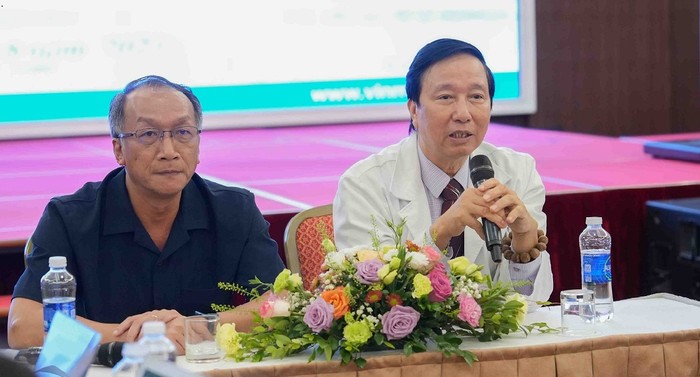 Tiến sĩ Bạch Quốc Khánh, Chủ tịch Hội Huyết học - Truyền máu Việt Nam (trái) đánh giá bước tiến mới của Vinmec là một thành công rất lớn của y học Việt Nam.