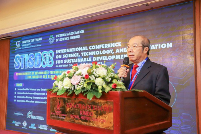 Giáo sư Bành Tiến Long phát biểu tại Hội thảo.