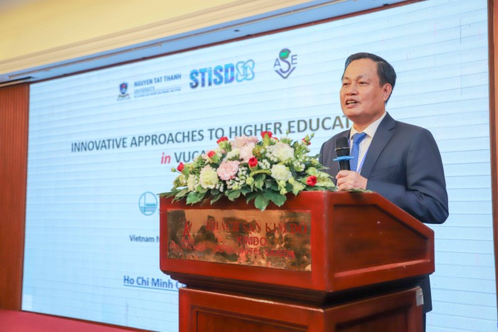 Giáo sư, Tiến sĩ Nguyễn Hữu Đức phát biểu tại Hội thảo.