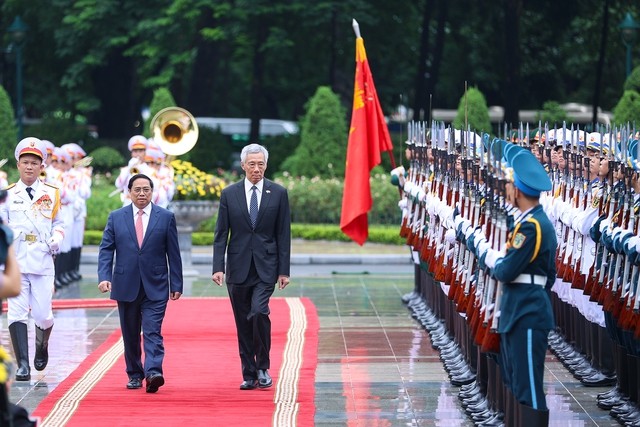 Hai Thủ tướng duyệt đội danh dự Quân đội Nhân dân Việt Nam. Ảnh: VGP/Nhật Bắc