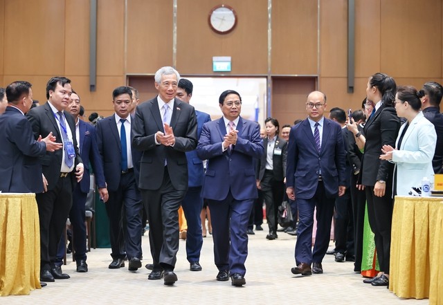 Thủ tướng Phạm Minh Chính và Thủ tướng Lý Hiển Long đến dự Hội nghị thúc đẩy triển khai các dự án hợp tác đầu tư Việt Nam-Singapore. Ảnh: VGP/Nhật Bắc