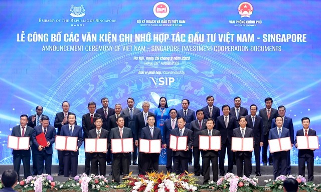 Công bố các văn kiện ghi nhớ Hợp tác Đầu tư Việt Nam - Singapore. Ảnh: VGP/Nhật Bắc