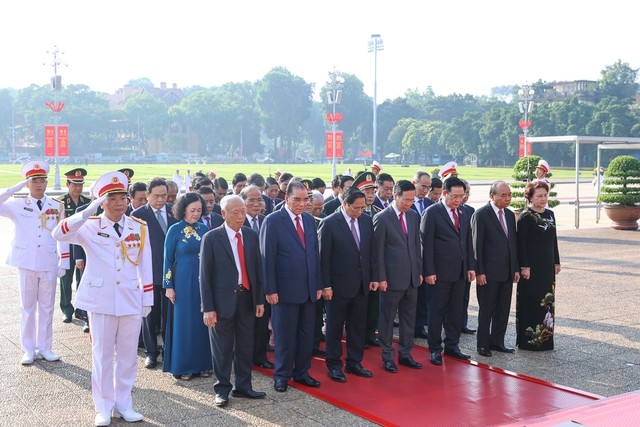 Các đồng chí lãnh đạo, nguyên lãnh đạo Đảng, Nhà nước, Ủy ban Trung ương Mặt trận Tổ quốc Việt Nam đặt vòng hoa và vào Lăng viếng Chủ tịch Hồ Chí Minh. Ảnh: VGP/Nhật Bắc