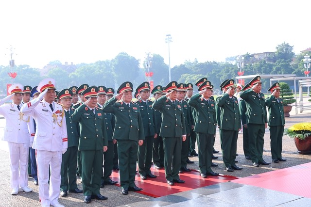 Đoàn đại biểu Bộ Quốc phòng đặt vòng hoa và vào Lăng viếng Chủ tịch Hồ Chí Minh. Ảnh: VGP/Nhật Bắc