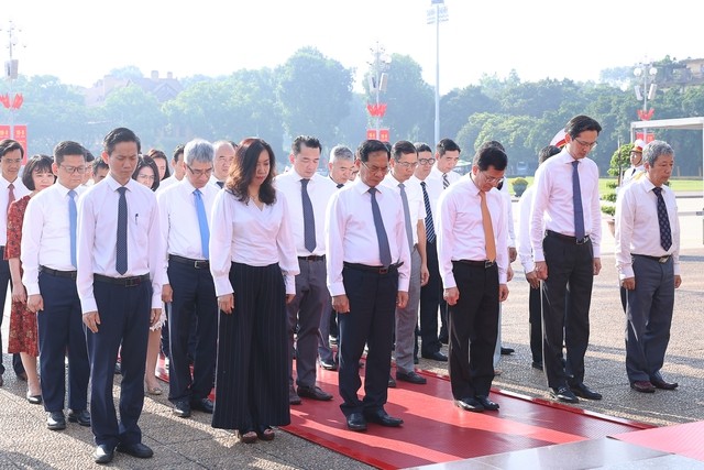 Đoàn đại biểu Bộ Ngoại giao đặt vòng hoa và vào Lăng viếng Chủ tịch Hồ Chí Minh. Ảnh: VGP/Nhật Bắc