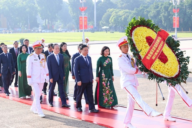 Đoàn đại biểu Thành phố Hà Nội đặt vòng hoa và vào Lăng viếng Chủ tịch Hồ Chí Minh. Ảnh: VGP/Nhật Bắc