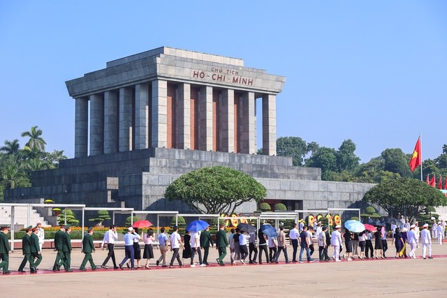 Đông đảo người dân và các lực lượng vũ trang vào Lăng viếng Chủ tịch Hồ Chí Minh. Ảnh: VGP/Nhật Bắc