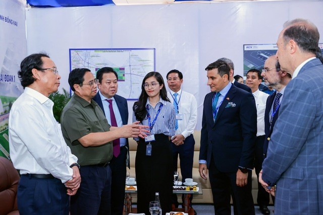Thủ tướng trao đổi với đại diện các nhà thầu, thi công, thiết kế, tư vấn giám sát công trình sân bay Long Thành. Ảnh: VGP/Nhật Bắc