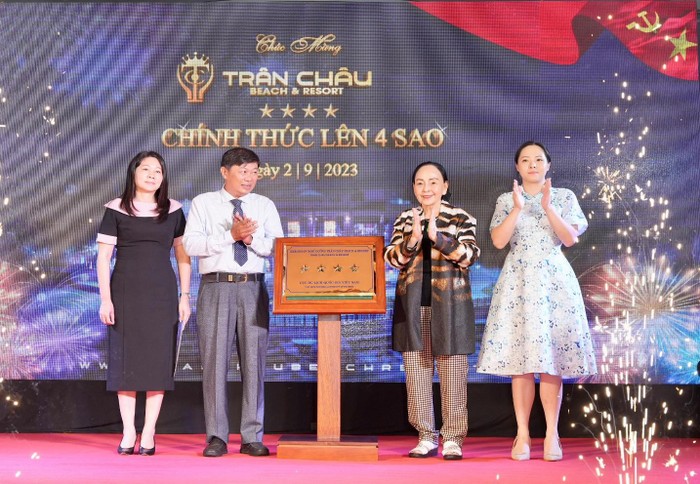 Ban Lãnh đạo Khu du lịch Nghỉ dưỡng Trân Châu Phước Hải đón nhận quyết định công nhận Trân Châu Beach &amp; Resort đạt chuẩn 4 sao.