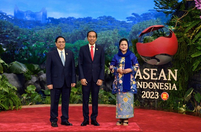 Tổng thống nước chủ nhà Indonesia Joko Widodo và Phu nhân đón Thủ tướng Chính phủ Phạm Minh Chính dự hội nghị. Ảnh: VGP/Nhật Bắc