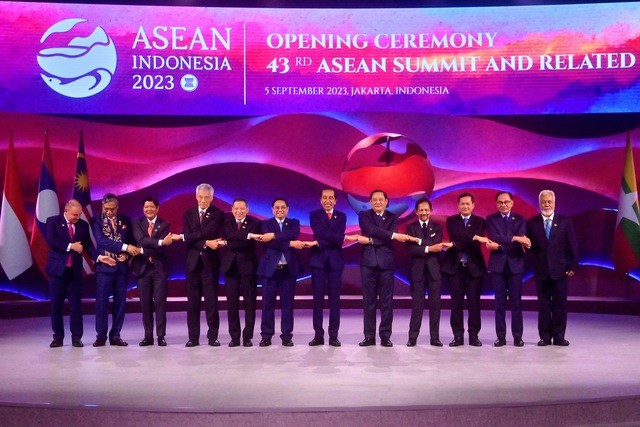 Lãnh đạo các nước thành viên ASEAN, Timor Leste với tư cách quan sát viên, các nước đối tác đối thoại, 2 quốc gia khách mời là Bangladesh và Quần đảo Cook. Ảnh: VGP/Nhật Bắc
